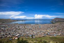 Un suggestivo panorama di Puno, Perù, dall'alto. Situata sulla meseta andina, questa cittadina è dominata dalla presenza del lago Titicaca, luogo sacro degli Inca costellato ...