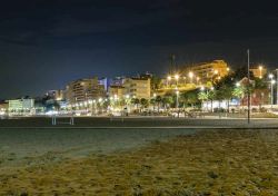 Un suggestivo panorama notturno della città di La Vila Joiosa, Spagna.



