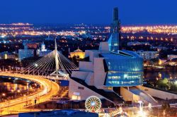 Un suggestivo panorama serale di Winnipeg, Manitoba (Canada): la skyline illuminata della capitale nonché più popolosa città di questa provincia.



