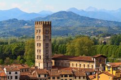 Un suggestivo panorama sul centro della vecchia città di Lucca, Toscana.
