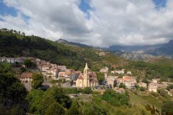 Un suggestivo scorcio del borgo di Vizzavona in Corsica. Siamo nel Comune di Vivario, nella provincia dell'Alta Corsica; Vizzavona si trova a meridione del centro abitato principale ad un'altitudine ...