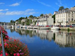 Un suggestivo scorcio del fiume Morlaix nell'omonima cittadina della Bretagna, Francia.
