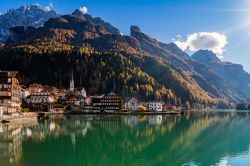 Un suggestivo scorcio del lago di Alleghe, Dolomiti, Veneto. E' uno specchio d'acqua verde smeraldo in cui si riflettono le superbe vette del Civetta.
