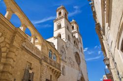 Un suggestivo scorcio della cattedrale di Altamura, Puglia. A caratterizzare la facciata ci sono due alti campanili raccordati fra loro da una loggetta con balaustra.

