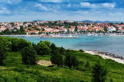 Un suggestivo scorcio della città croata di Pakostane, Mare Adriatico.

