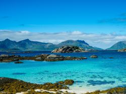 Un suggestivo scorcio della strada per Henningsvaer, Norvegia. E' una delle più rinomate località turistiche delle isole Lofoten e fa parte del Comune di Vagan.
