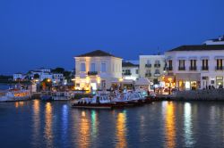 Un suggestivo scorcio dell'isola di Spetses, Grecia, illuminata di sera. Questo territorio deve il suo nome attuale da "isola delel spezie", espressione coniata dai veneziani in ...