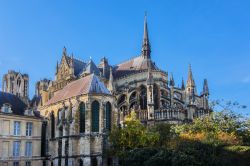 Un suggestivo scorcio di Reims e della cattedrale di Nostra Signora, Francia. Gran parte della costruzione fu completata nel 1275 mentre le due torri furono terminate solo nel 1475.



