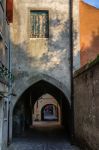 Un suggestivo scorcio panoramico attraverso un vicolo di Chioggia, Veneto, Italia.



