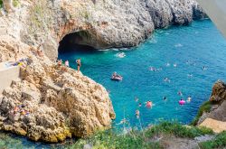 Un suggestivo scorcio panoramico dal ponte del Ciolo a Santa Maria di Leuca, Salento, Puglia. Acqua cristallina e grotte rendono questo luogo uno dei più spettacolari della costa che ...