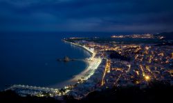 Un suggestivo scorcio panoramico dall'alto di Blanes by night, Costa Brava, Spagna.



