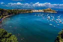 Un suggestivo scorcio panoramico dall'alto di Procida nel Mar Tirreno, Campania. L'isola è stata scelta come set fotografico per numerosi film grazie ai suoi paesaggi e alla tipica ...