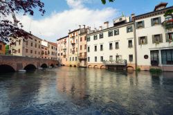 Un suggestivo scorcio panoramico degli edifici di Treviso e del fiume, Veneto.

