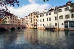 Un suggestivo scorcio panoramico degli edifici di Treviso e del fiume, Veneto.

