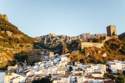 Un suggestivo scorcio panoramico della città di Baeza, Spagna. Fondata dai romani che la chiamarono Vivatia, questa cittadina ha avuto grande splendore sotto i visigoti, gli arabi e dopo ...