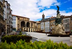 Un suggestivo scorcio panoramico di Andre Maria Zuriaren plaza a Vitoria Gasteiz, Spagna - © Iakov Filimonov / Shutterstock.com