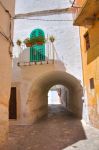 Un suggestivo scorcio panoramico fra i vicoli della città di Fasano, Puglia, Italia.