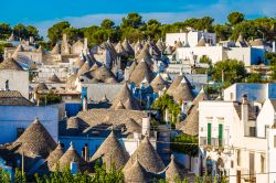 Un suggestivo scorcio panoramico sui tetti dei trulli di Alberobello, Puglia. Sulle coperture coniche dei trulli sono dipinti a calce segni e simboli misteriosi. Alcuni sono di origine pagana, ...