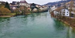 Un suggestivo scorcio panoramico sul fiume Aare a Brugg, Svizzera. Siamo nel nord della Svizzera, quasi al confine con la Germania in un'area collinare caratterizzata dalla natura selvaggia.



 ...