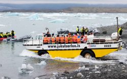 Un suggestivo tour in battello nella laguna glaciale di Jokulsarlon, Islanda. Sono sempre più numerosi i turisti provenienti da ogni parte del mondo che ogni anno visitano questa laguna ...