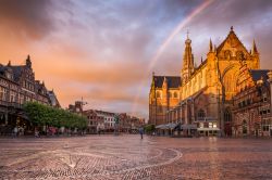 Un suggestivo tramonto su Grote Markt a Haarlem, Olanda.
