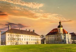 Un suggestivo tramonto sul cuore storico di Altotting, centro cattolico della Baviera, Germania.
