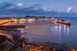 Un suggestivo tramonto sul porto di St. Ives, Cornovaglia, Regno Unito. E' una delle tappe imperdibili durante un itinerario in Cornovaglia.


