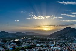 Un suggestivo tramonto sulla cittadina di Trebinje, Bosnia Erzegovina.
