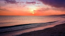 Un suggestivo tramonto sulla spiaggia di Ceuta, Mar Mediterraneo.
