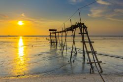 Un suggestivo tramonto sulla spiaggia di Jeram, Kuala Selangor, Malesia.

