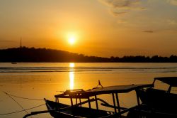 Un suggestivo tramonto sull'isola di Gili Meno, Indonesia. E' considerata la più bella dell'arcipelago forse anche per via delle ridotte dimensioni e delle poche strutture ...