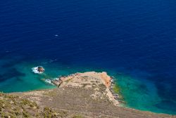 Un suggestivo tratto selvaggio della costa di Nisyros, Grecia, vista dall'alto.

