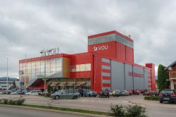 Un supermarket della catena Voli a Niksic, Montenegro - © Pelikh Alexey / Shutterstock.com