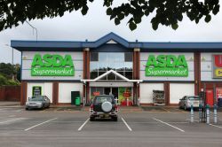 Un supermercato ASDA nella città di Sheffield, Yorkshire, UK. Le vendite al dettaglio producono il 5% del PIL del Regno Unito, pari a 339 miliardi di sterline all'anno - © Tupungato ...