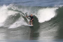 Un surfer cavalca un'onda al largo di Puerto Escondido, Messico. In alcuni tratti di spiaggia onde di 4-5 metri si abbattono sul bagnasciuga per la gioia degli appassionati di surf.

