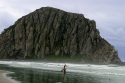 Un surfista sulla spiaggia di Morro Bay, California, Stati Uniti d'America. - © J. McPhail / Shutterstock.com