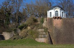 Un tempietto sulle sponde del fiume Meno, Germania.



