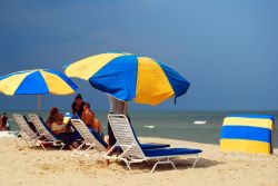 Un temporale estivo in arrivo su Virginia Beach, Virginia (USA). Una famiglia si prepara per lasciare la spiaggia in vista del brutto tempo - © James Kirkikis / Shutterstock.com