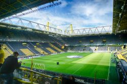 Un tifoso del Borussia Dortmund con il cellulare nello stadio cittadino, Germania. Inaugurato nell'aprile 1974 in vista dei mondiali tedeschi, il Signal Iduna Park ospita le partite casalinghe ...