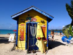 Un tipico bar sulla spiaggia di Nassau, arcipelago delle Bahamas. Situata sull'isola di New Providence, la città di Nassau è diventata nel corso del tempo una delle destinazioni ...