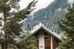 Un tipico chalet in legno e pietra nel Comune di Ovronna, Cantone del Vallese, in una giornata di nebbia (Svizzera).
