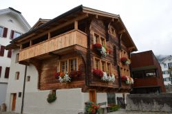 Un tipico chalet in legno nel centro di Andermatt, Svizzera. Siamo nel Canton Ur nella Valle di orsera, punto di confluenza delle strade che conducono a tre importanti passi alpini: San Gottardo, ...