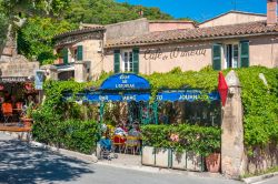 Un tipico coffee shop nella cittadina di Ramatuelle nel dipartimento del Var, Francia - © Juergen Wackenhut / Shutterstock.com