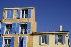 Un tipico edificio in stile provenzale a Bandol, sulla riviera francese. A impreziosire la facciata color ocra di questo palazzo sono le persiane azzurro cielo - © fullempty / Shutterstock.com ...