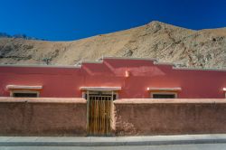 Un tipico edificio nel villaggio di Pisco Elqui, Cile. In questa località si contano circa 300 giornate all'anno di sole con un cielo azzurro e stellate mozzafiato.

