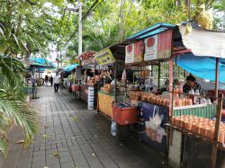 Un tipico mercato di strada a Kohkred, Nonthaburi (Thailandia) - © Supak Suetrong / Shutterstock.com