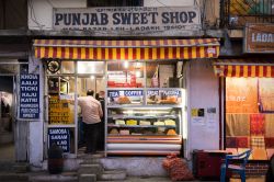 Un tipico negozio di dolci e caffé nel bazar di Leh Ladakh, India, Punjab, fotografato di sera - © PJjaruwan / Shutterstock.com