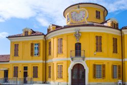 Un tipico palazzo nobiliare in centro a Costigliole d'Asti in Piemonte - © Gimas / Shutterstock.com