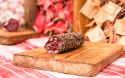 Un tipico salame su un tagliere al mercato di Bayonne, Francia.

