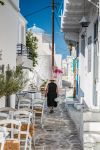 Un tipico vicoletto fra case e taverne sull'isola di Kimolos, Grecia.



